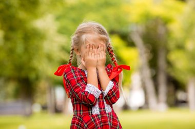 Küçük mutlu sarışın kız dışarıda 