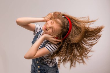 Kulaklıkla müzik dinleyen tatlı bir genç kız. 