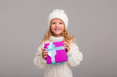 Beyaz kazaklı, hediyeli küçük kız