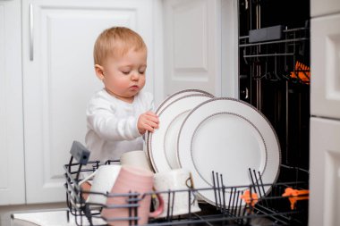 Küçük erkek bebek mutfakta. 