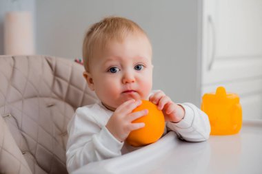 Bebek koltuğunda küçük bir oğlan 