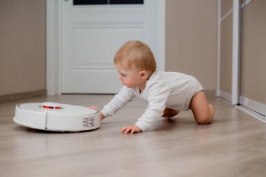 Sevimli küçük çocuk ve robotik süpürge 
