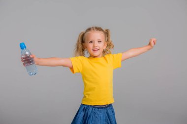 Stüdyoda suyu olan küçük tatlı bir kız. 