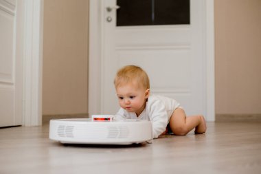 Sevimli küçük çocuk ve robotik süpürge 