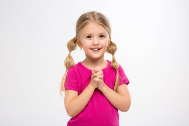 Stüdyoda poz veren güzel sarışın kız. 