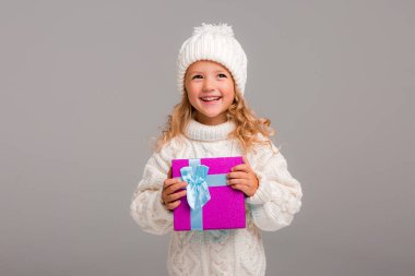 Beyaz kazaklı, hediyeli küçük kız