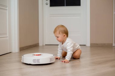 Sevimli küçük çocuk ve robotik süpürge 