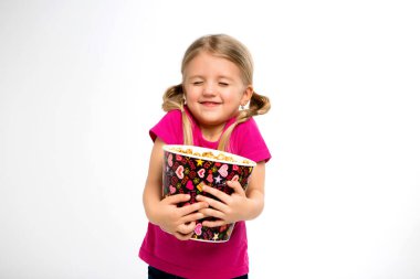 Stüdyoda poz veren patlamış mısırlı tatlı sarışın kız. 