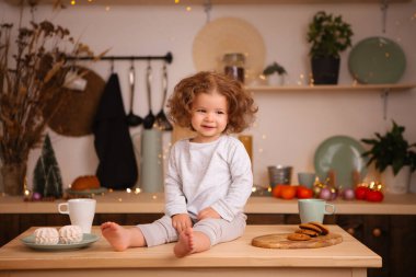 Evdeki mutfakta küçük tatlı bir kız.