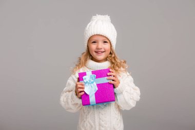 Beyaz kazaklı, hediyeli küçük kız