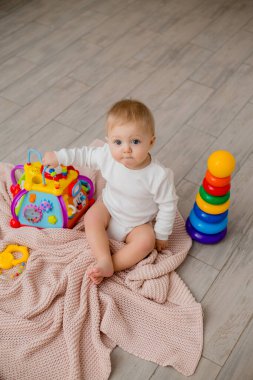 Odasında oyuncakları olan küçük bir bebek