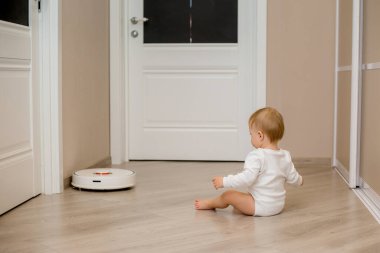 Sevimli küçük çocuk ve robotik süpürge 