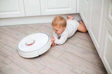 Küçük şirin bebek ve robot süpürge.