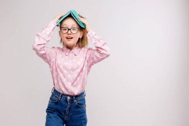 Stüdyoda poz veren güzel bir kız. 