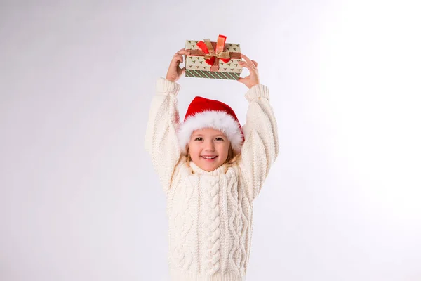 Kleines Mädchen Weißen Pullover Mit Geschenk Weihnachtskonzept — Stockfoto