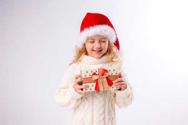 Kleines Mädchen Weißen Pullover Mit Geschenk Weihnachtskonzept — Stockfoto