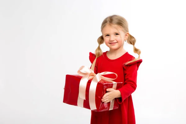 Kleines Mädchen Rotem Kleid Mit Geschenk Isoliert Auf Weiß — Stockfoto