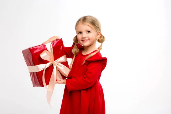 Kleines Mädchen Rotem Kleid Mit Geschenk Isoliert Auf Weiß — Stockfoto