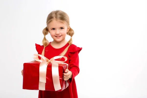 Kleines Mädchen Rotem Kleid Mit Geschenk Isoliert Auf Weiß — Stockfoto