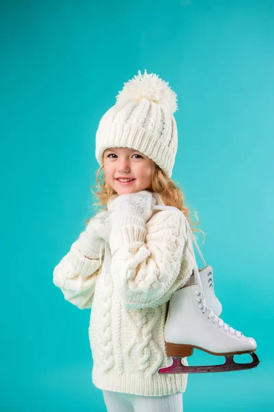 Beyaz kazaklı küçük kız. 