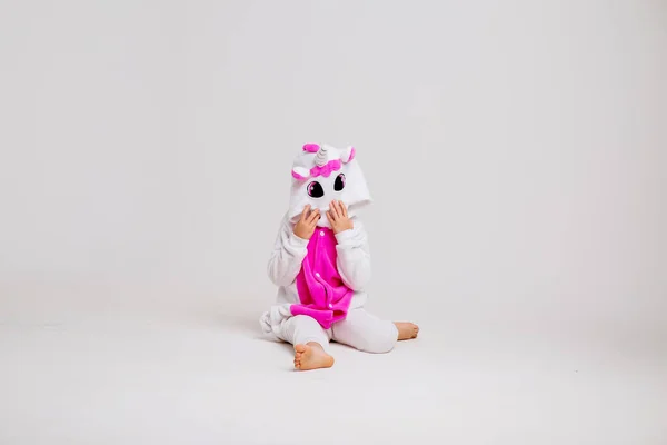 ブロンドの女の子 ユニコーンパジャマ — ストック写真