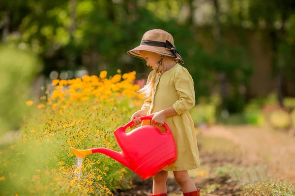 Gadis Kecil Bergaun Kuning Taman — Stok Foto