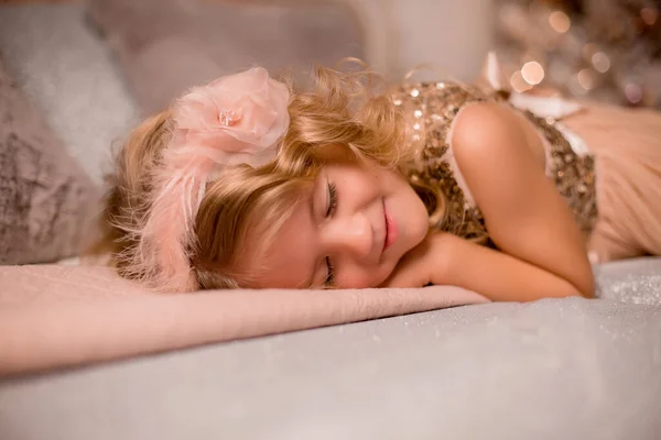 Мила Маленька Дівчинка Вечірній Сукні Спить — стокове фото