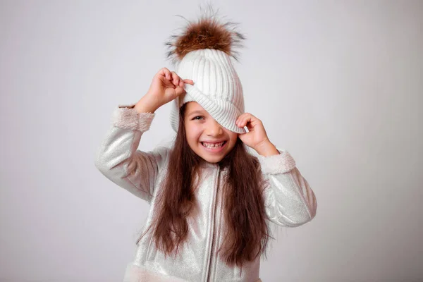 Beyaz Şapkalı Tatlı Küçük Kız — Stok fotoğraf