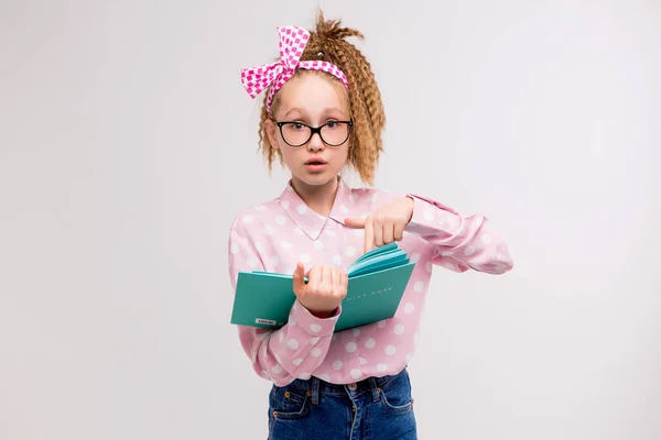 Söt Skolflicka Med Bok Poserar Studio — Stockfoto