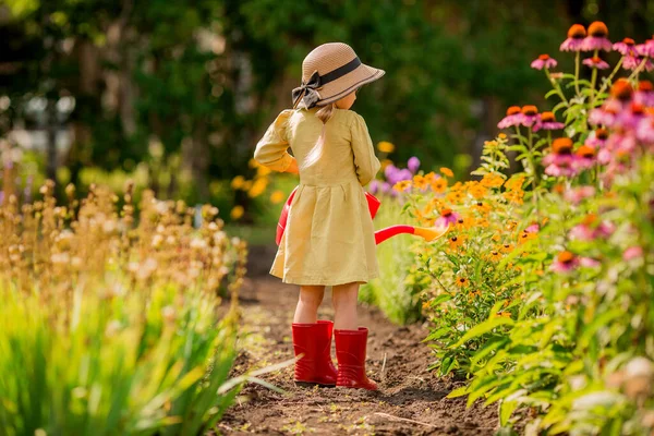 Маленька Дівчинка Жовтій Сукні Саду — стокове фото