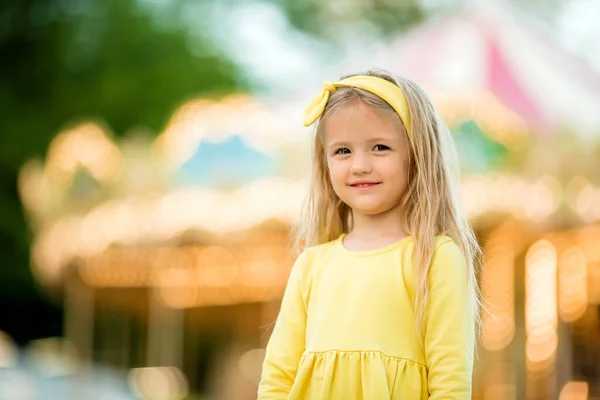 Щаслива Блондинка Дівчинка Жовтій Сукні Парку Розваг — стокове фото