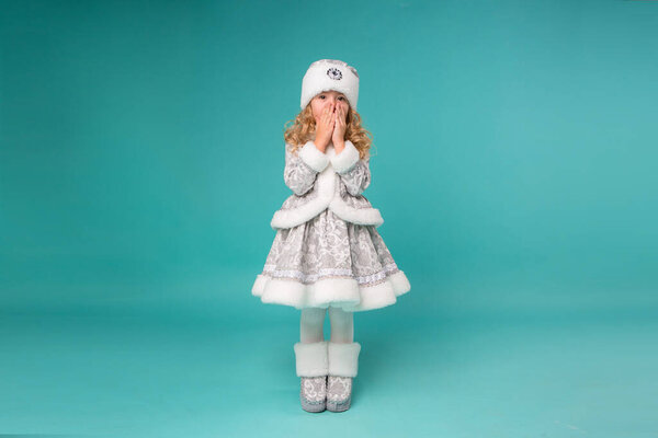 маленькая девочка в рождественском костюме 