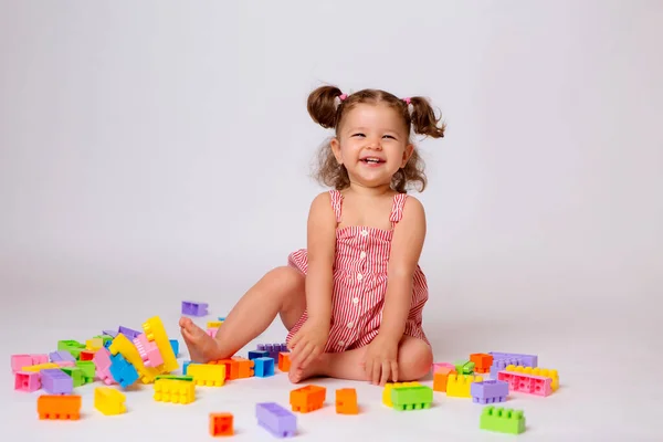 Söt Liten Flicka Rosa Klänning Med Lego — Stockfoto