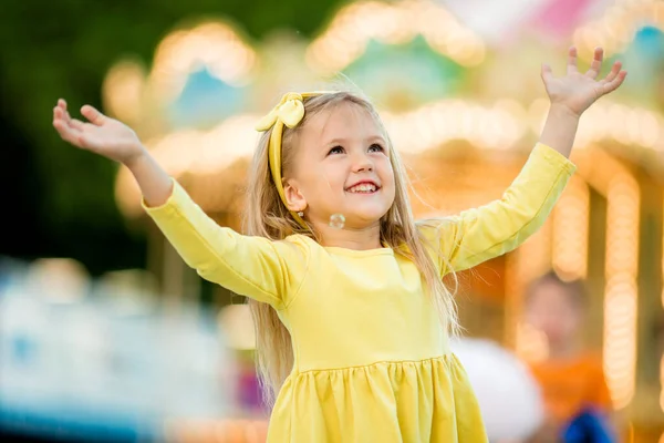 Щаслива Блондинка Дівчинка Жовтій Сукні Парку Розваг — стокове фото