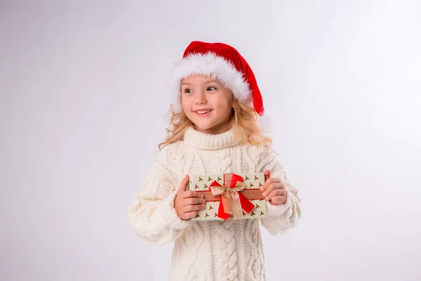 Κοριτσάκι Λευκό Πουλόβερ Δώρο Χριστούγεννα Έννοια — Φωτογραφία Αρχείου