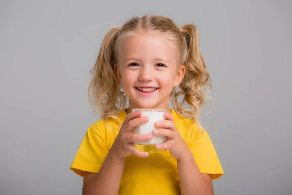 Blond Liten Flicka Gul Skjorta Håller Mjölk — Stockfoto