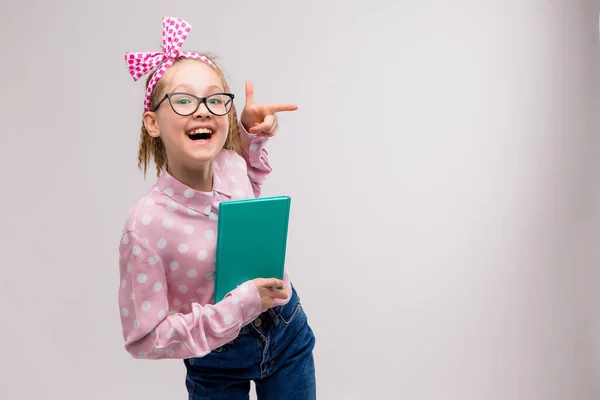 Söt Skolflicka Med Bok Poserar Studio — Stockfoto