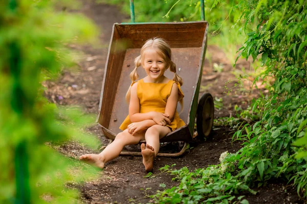 Маленька Дівчинка Жовтій Сукні Відкритому Повітрі — стокове фото