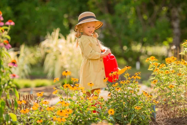 Bahçede Sarı Elbiseli Küçük Kız — Stok fotoğraf