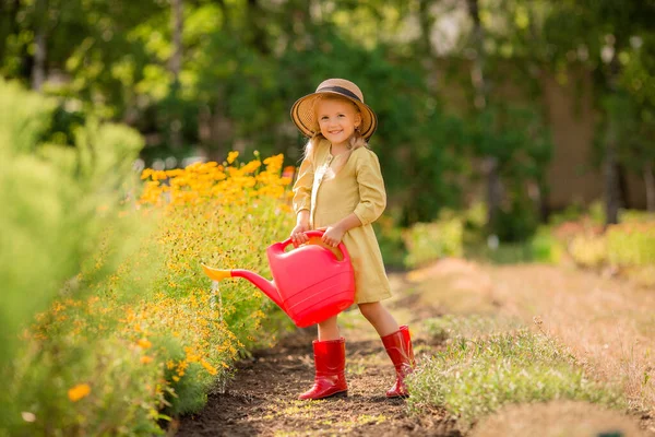 Маленька Дівчинка Жовтій Сукні Саду — стокове фото