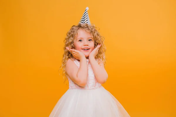 Вылечить Маленькую Девочку Шляпе Партии Позируя Студии — стоковое фото