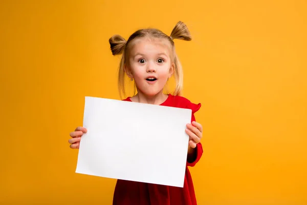 Foto Flicka Som Håller Ett Tomt Vitt Ark Gul Bakgrund — Stockfoto