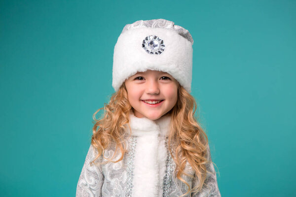 маленькая девочка в рождественском костюме 