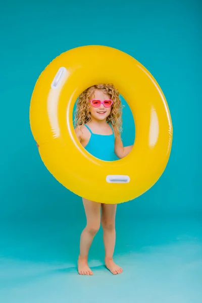 Милая Маленькая Девочка Надувным Бассейном — стоковое фото