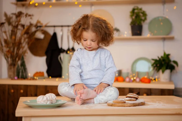 Cute Happy Girl Cookies Sweets Kitchen — Stock Photo, Image