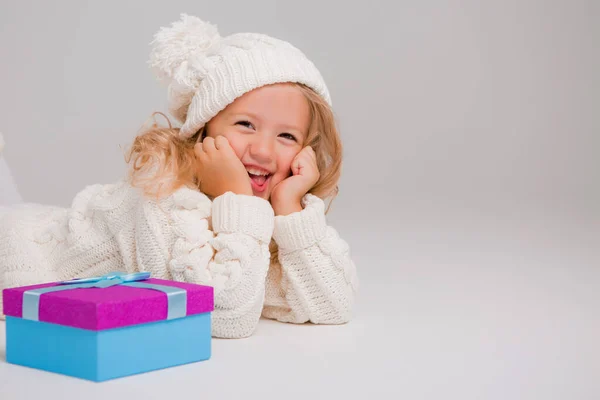 Kleines Mädchen Weißen Pullover Mit Einem Geschenk — Stockfoto