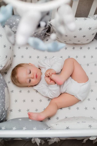 かわいい赤ちゃんがベッドで — ストック写真