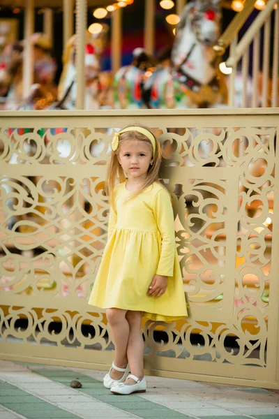 Niña Rubia Feliz Vestido Amarillo Parque Atracciones —  Fotos de Stock
