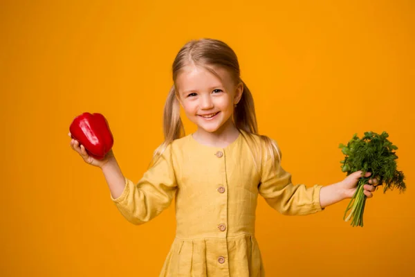 Taze Sebzelerle Dolu Şirin Küçük Bir Kız — Stok fotoğraf
