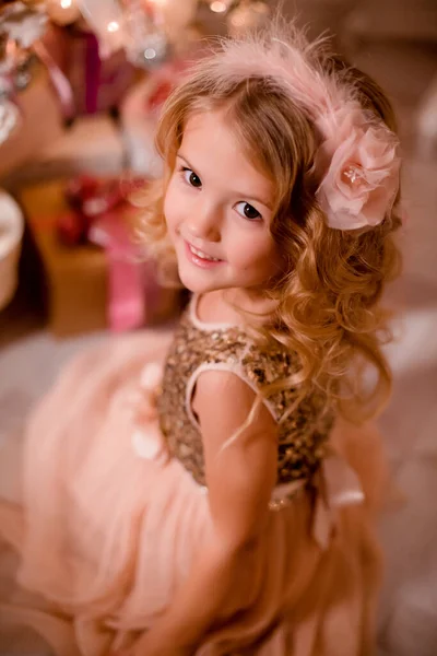 Piękna Dziewczynka Prezentów Świątecznych — Zdjęcie stockowe